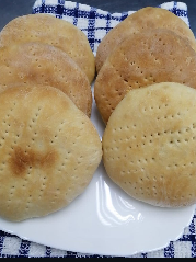 Pan amasado de productores locales en Mery's